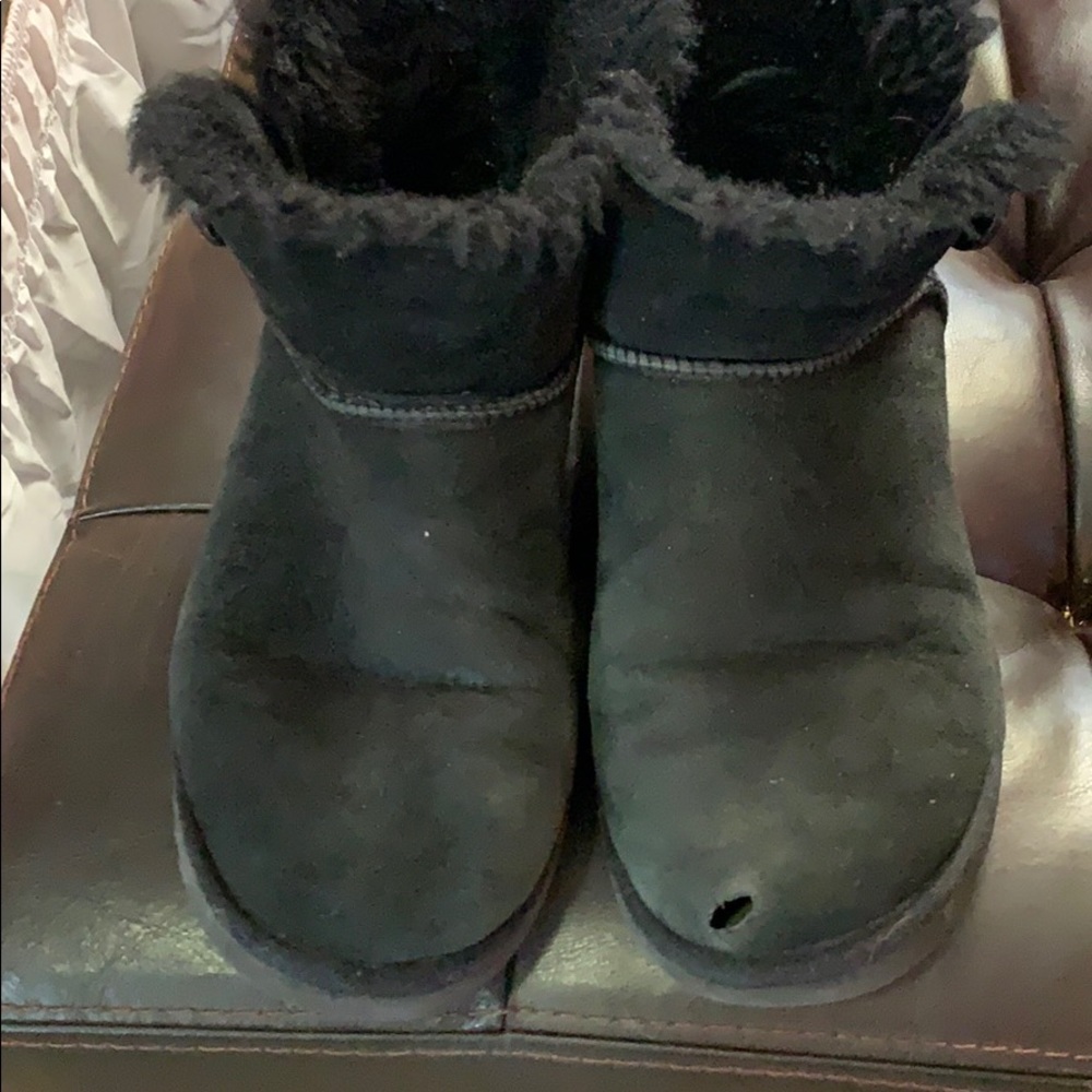 Used- low black  Uggs- button on side